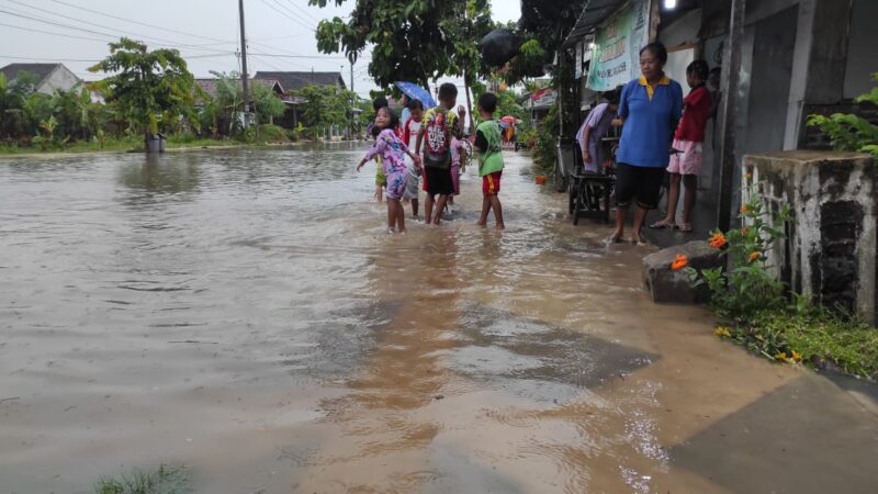 Hujan 4 Jam, Banjir Genangi Jalan Menuju Kantor Pemkab Madiun