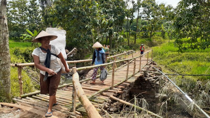 Jembatan Hanyut Terbawa Arus, Puluhan Keluarga di Madiun Terdampak