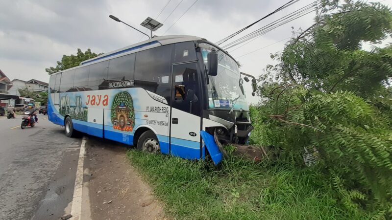 Bawa 16 Penumpang, Bus Jaya Tabrak Motor dan Pohon di Madiun