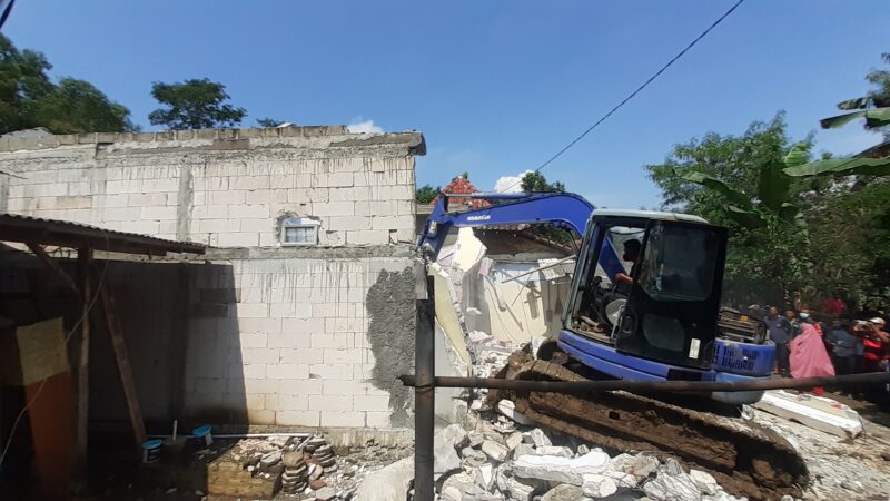 Saling Cemburu, Pasutri di Ponorogo Bongkar Rumah Pakai Alat Berat, Ini Foto-Fotonya