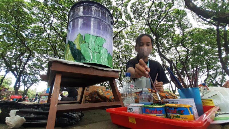 Kampanyekan Kebersihan Lingkungan, Puluhan Pelajar di Madiun Lukis Tong Sampah