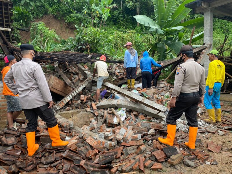 1 Rumah di Ponorogo Roboh Tertimpa Tanah Longsor