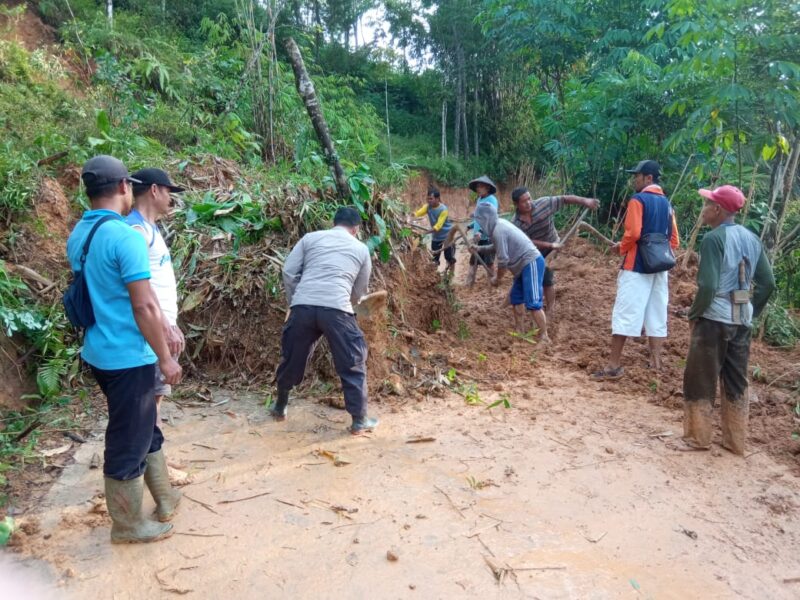 Tanah Longsor Rusak 1 Rumah dan Tutup Jalan di Ngrayun Ponorogo