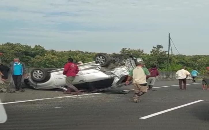 Diduga Lalai, Mobil Xpander Tabrak Terios di Jalan Tol Madiun