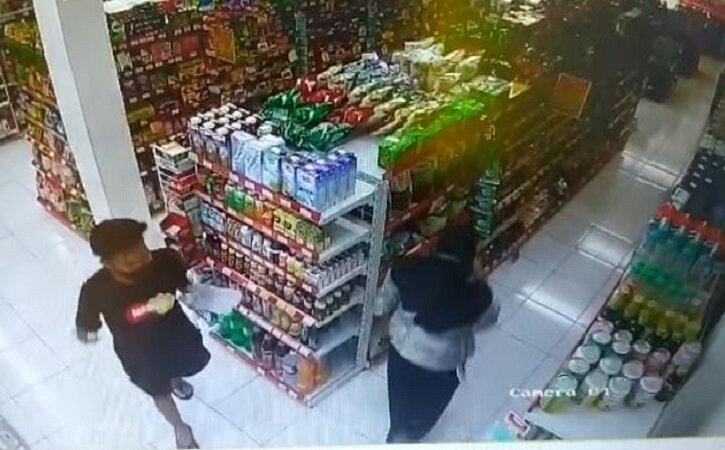Terekam CCTV! Aksi Emas-Emas Curi Minyak Goreng di Madiun