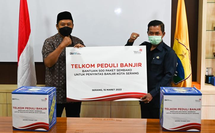 Selain Tinjau Infrastruktur, Telkom Salurkan Bantuan Korban Banjir di Serang