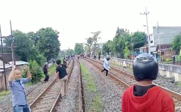 Aksi Saling Lempar Batu Antar Perguruan Silat Terjadi di Perlintasan KA Madiun