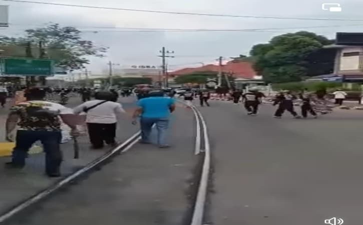 Terjadi Lagi, Bentrokan Antar Massa Perguruan Silat Pecah di Depan PT Inka Madiun