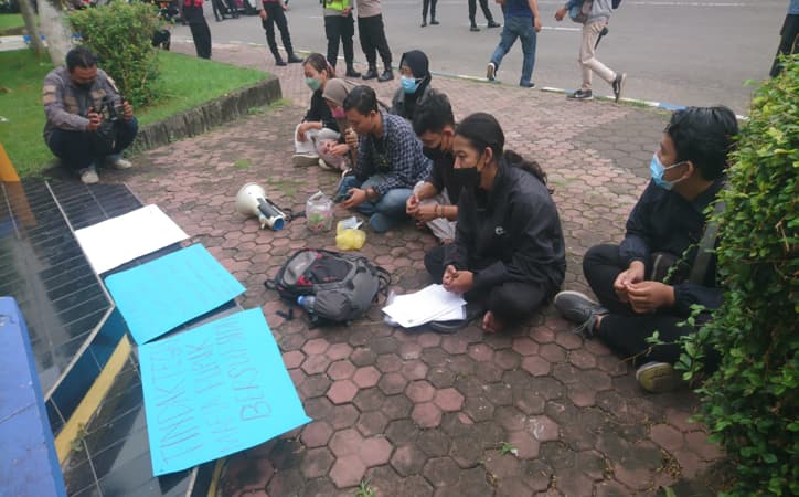 Sampaikan Lima Tuntutan, Mahasiswa Unjuk Rasa di Depan DPRD Ponorogo