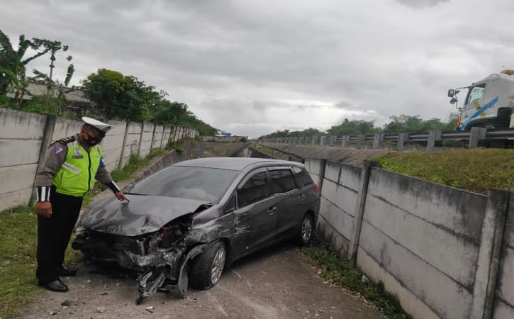 Mobil Tabrak Pembatas Hingga Keluar dari Jalan Tol Madiun, Begini Kronologinya