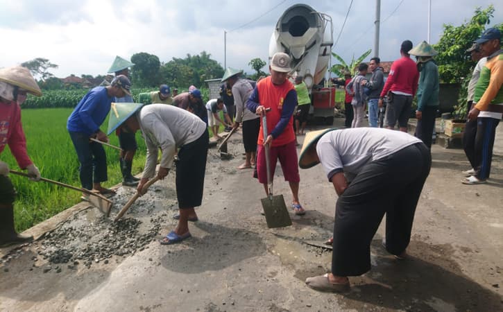 Rogoh Kocek Pribadi Rp420 Juta, Crazy Rich Ponorogo Lebarkan Jalan di Desanya