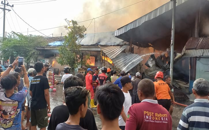 Ratusan Kios & Los Pasar Dungus Madiun Ludes Terbakar, Polisi Selidiki Penyebab Kebakaran