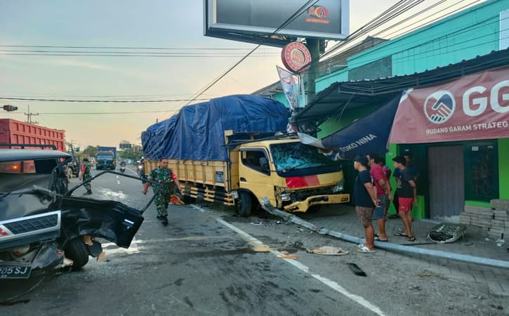 2 Orang Meninggal dalam Kecelakaan Beruntun yang Libatkan 3 Kendaraan di Madiun