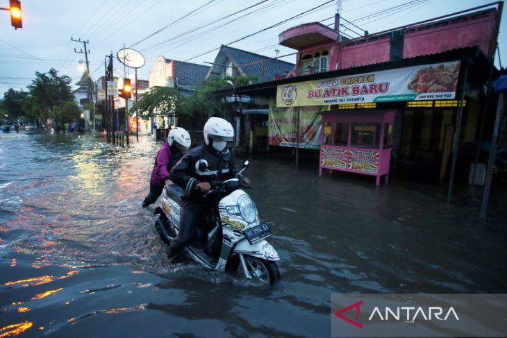Banjir Setinggi 2 Meter Terjang Blitar, Ratusan Warga Mengungsi