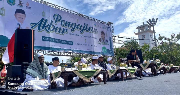 Puluhan Ribu Orang Putihkan Jl. Pahlawan Madiun, Berselawat & Mendengarkan Tausiah Gus Miftah
