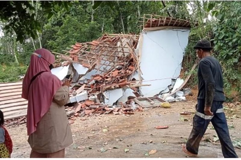 Masjid dan Rumah Marbot di Binangun Blitar Ambruk karena Bencana Tanah Gerak