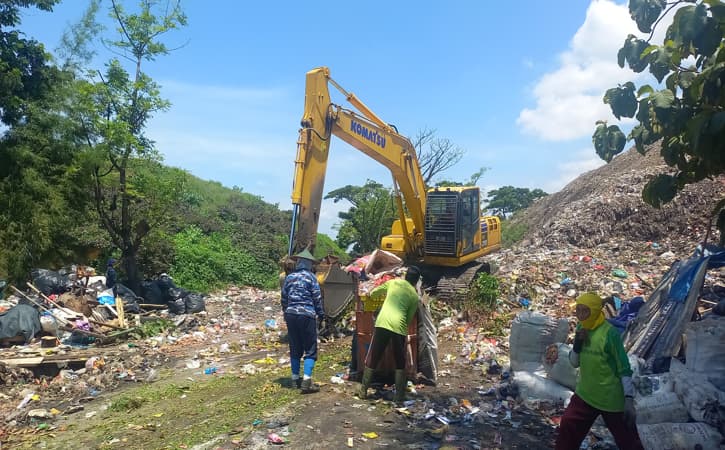 Bertaruh Nyawa, Melihat Aktivitas Operator Alat Berat di TPA Winongo Madiun