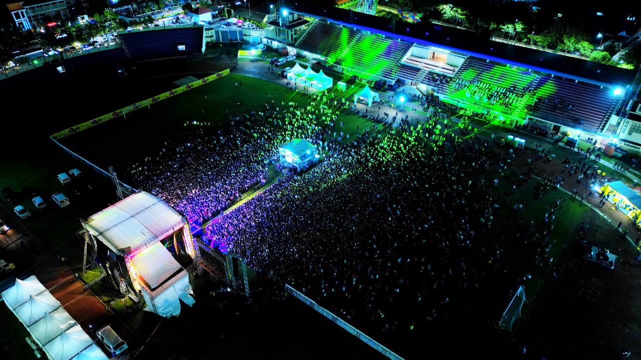 Ribuan Penonton Goyang Gayeng saat Konser Musik Ndarboy Genk-Shaggydog di Madiun