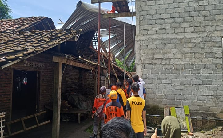 Angin Puting Beliung Terjang Madiun, Puluhan Rumah Rusak