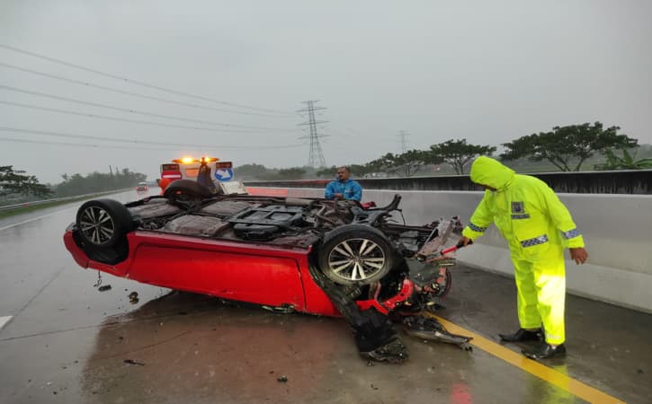 Alami Ban Selip, Mobil Honda Jazz Kecelakaan di Tol Madiun, 2 Orang Meninggal