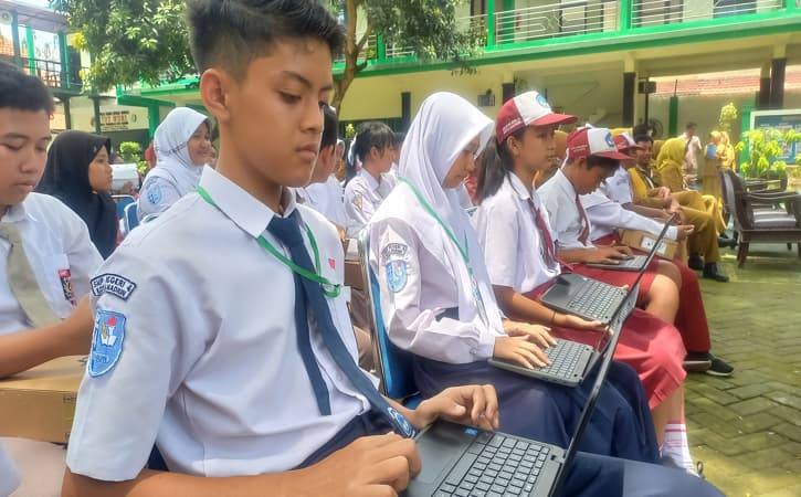 9.400 Laptop Gratis Senilai Rp53 Miliar Mulai Dibagikan ke Siswa SD & SMP di Madiun