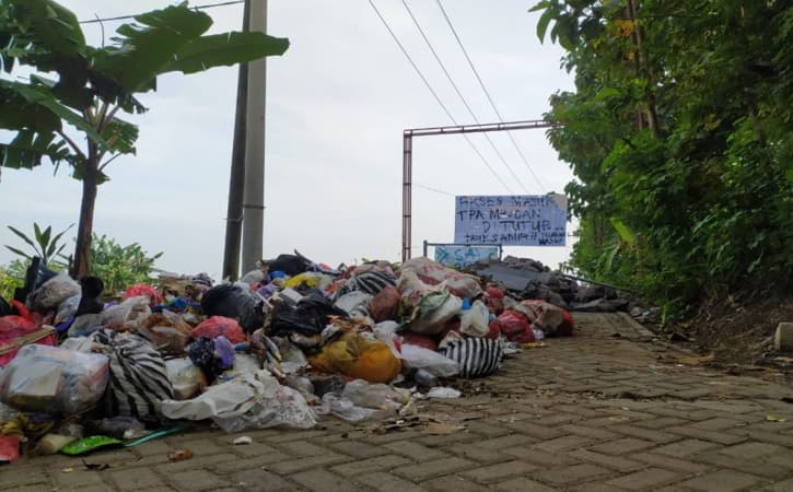 Kecewa Tak Kunjung Diperbaiki, Warga Blokade TPA Mrican Ponorogo