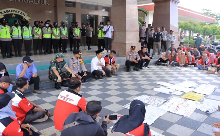 Puluhan Buruh Madiun Gelar Demo untuk Rayakan May Day: Cabut UU Cipta Kerja!