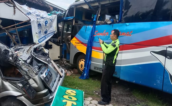 Kronologi Bus Sumber Selamat Tabrak Mobil & Pos Polisi di Mantingan Ngawi