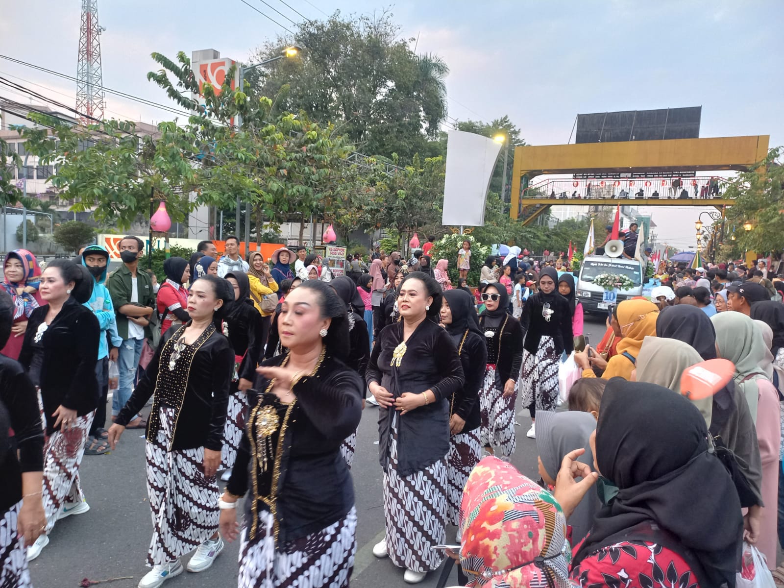 Ribuan Orang Padati Jalan Pahlawan Saksikan Madiun Carnival 2023