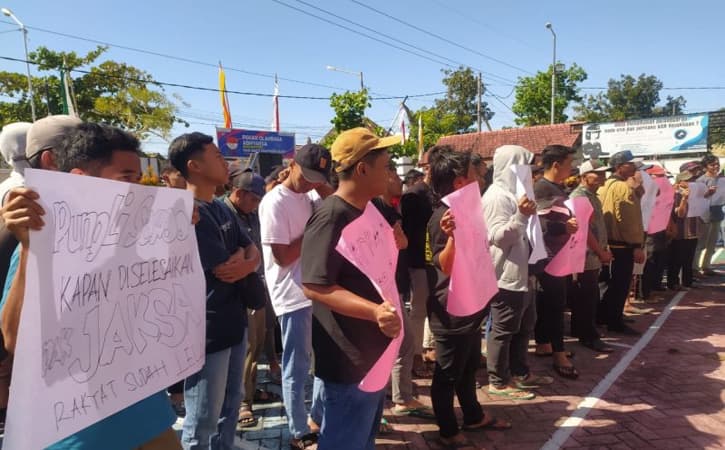Tak Transparan soal Penanganan Kasus Pungli PTSL, Warga Demo Kejari Ponorogo