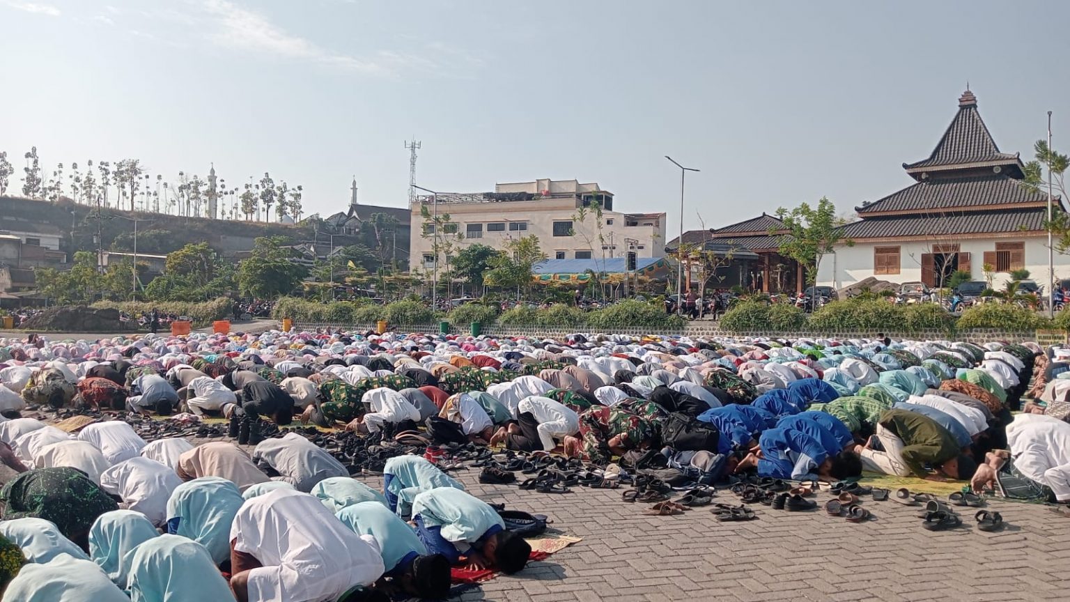 Seribuan Warga Lereng Gunung Lawu di Magetan Salat Istisqa, Berharap Hujan Turun