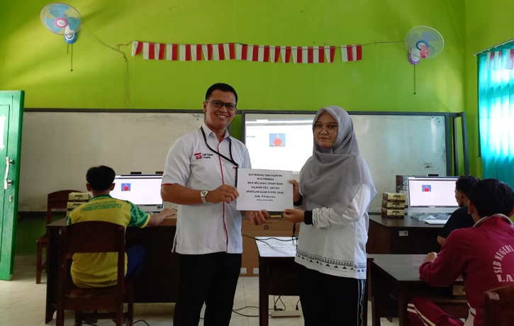 Penyerahan simbolis bantuan PC Multimedia dan Aplikasi i-CHAT dari perwakilan Community Development Center Telkom (kiri) kepada Sekolah Luar Biasa (SLB) Negeri Pringsewu, Lampung, beberapa waktu yang lalu.(Istimewa)