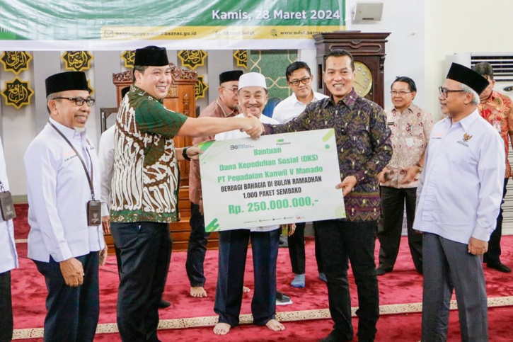 Berbagi Kebahagiaan Ramadan, PT Pegadaian Manado Serahkan 1.000 Paket Sembako