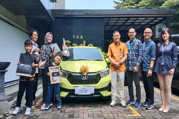 Ketiban Rezeki, Nasabah Pegadaian di Bandung Beli Emas Bonus Mobil Brio