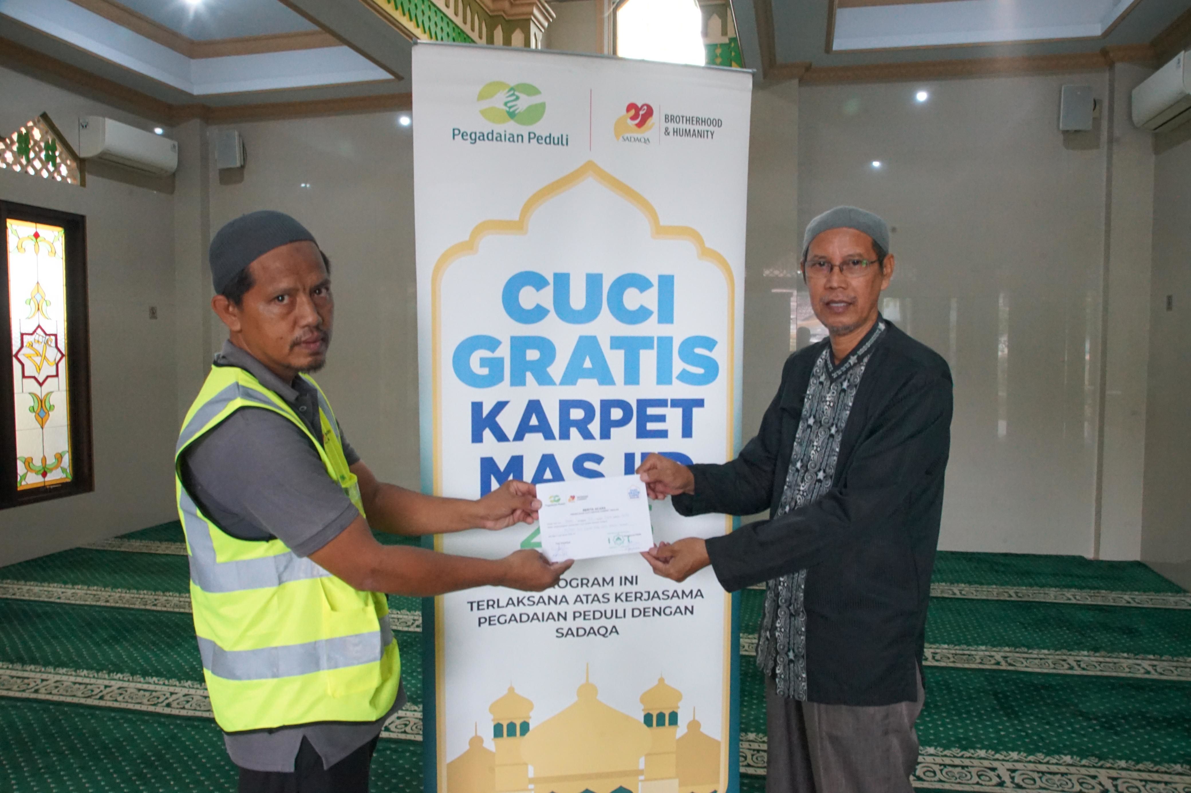 Pegadaian Peduli Bersihkan Karpet di 50 Masjid