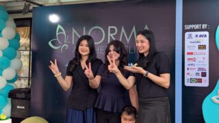 Founder Norma Aesthetic Clinic, dr. Norma Elmawati (tengah) saat menerima kue ultah ke-2 Norma Aesthetic Clinic Madiun, Sabtu (11/10/2025). (Madiun/Imam Mustajab)